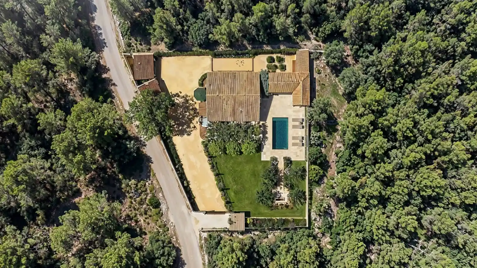 Transformation d'une vue aérienne vers une vue au sol d'une terrasse méditerranéenne